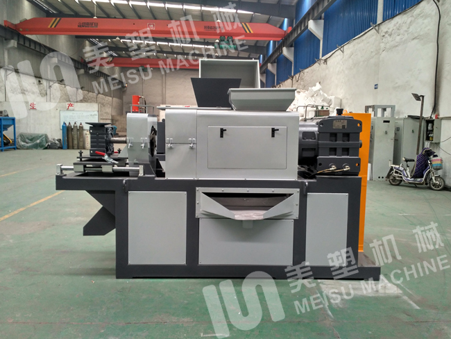 使用PE薄膜擠干機(jī)時(shí)需要注意的事項(xiàng)